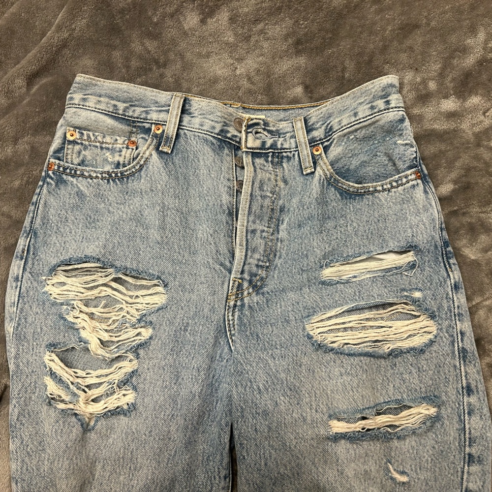 Levi Light Wash Distressed High-Waist Jeans Ribcage Straight Ankle